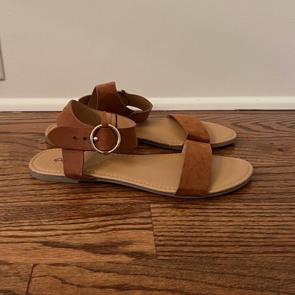 Qupid Women's Flat Sandal Brown